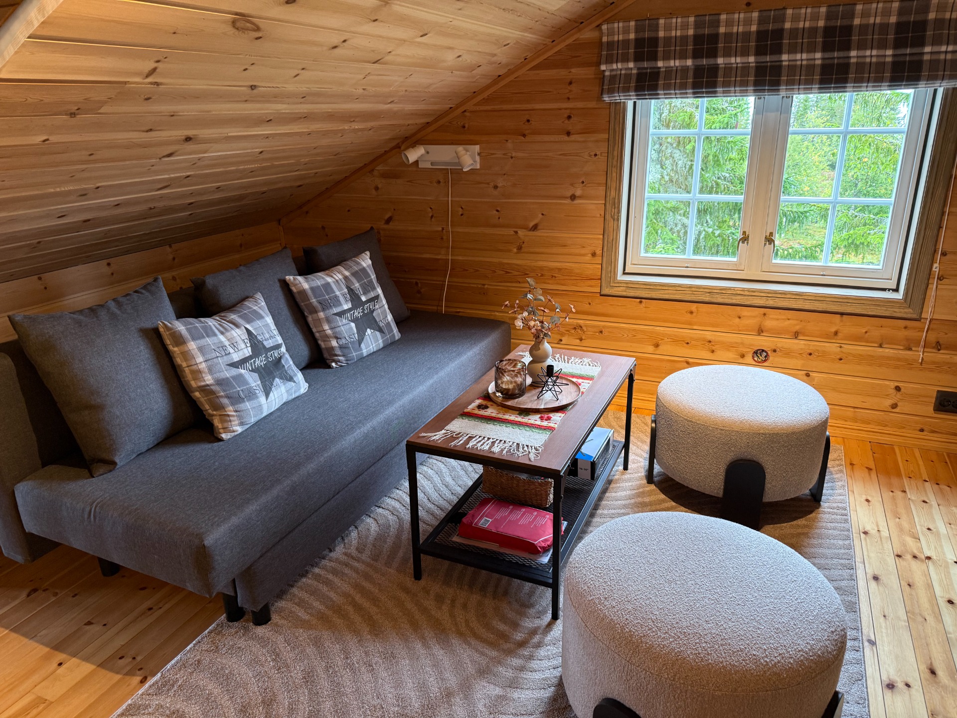 Loftstue med inntil 3 sengeplasser, 2 på sovesofa, og 1 i ei 90 cm seng